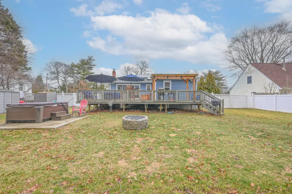 8 Lonscreek Place Mastic Beach NY 11951