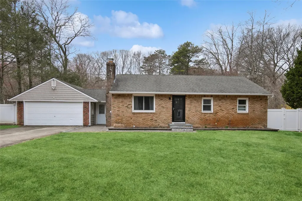 20 Ruth Lane Ridge NY 11961