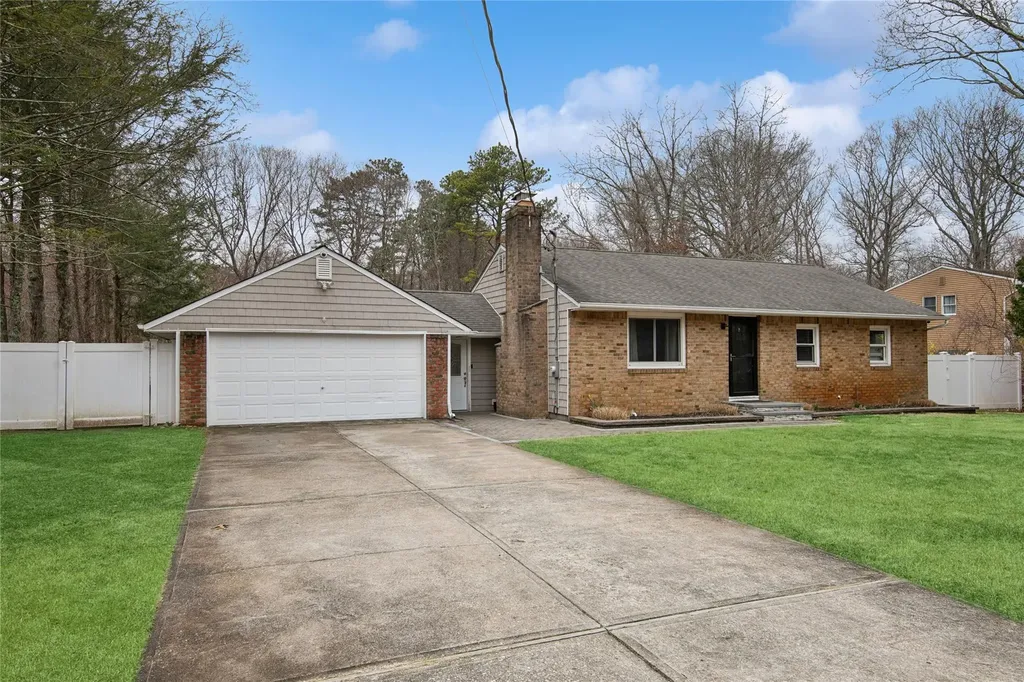 20 Ruth Lane Ridge NY 11961