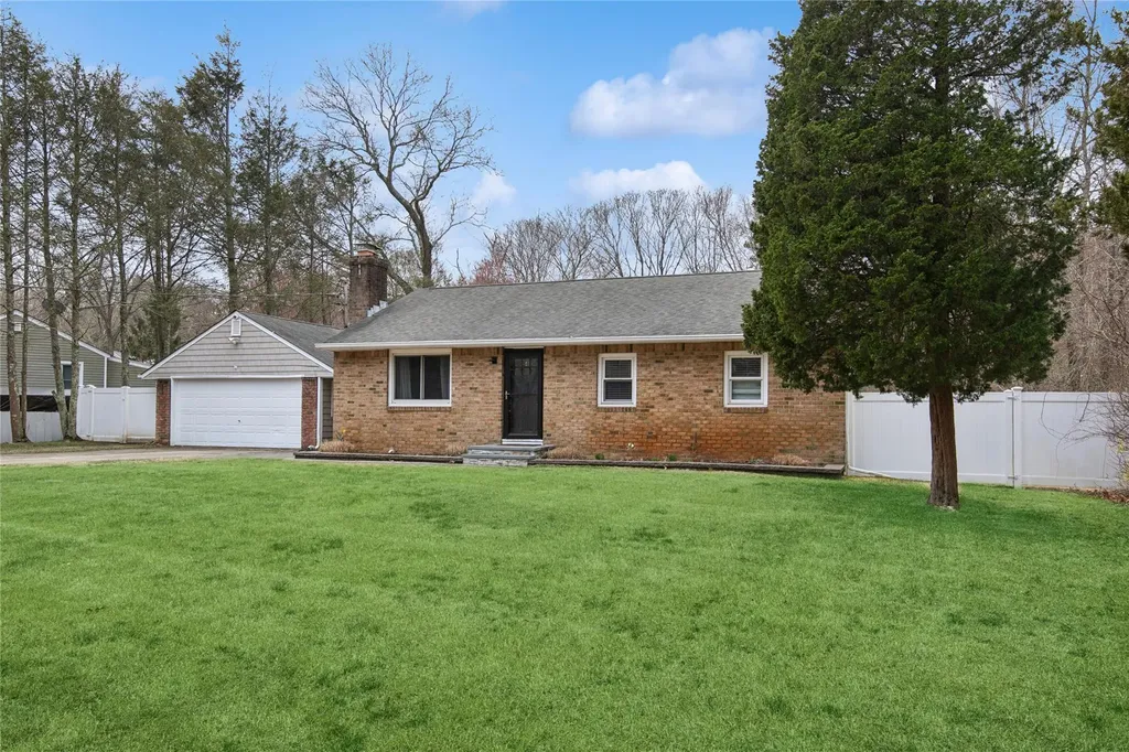 20 Ruth Lane Ridge NY 11961