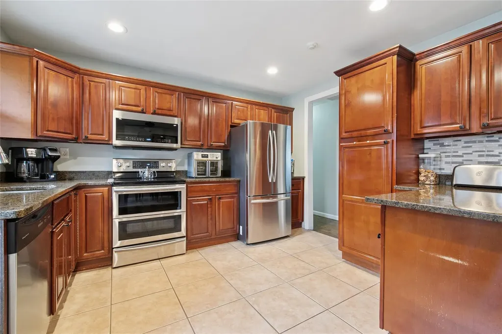 20 Ruth Lane Ridge NY 11961