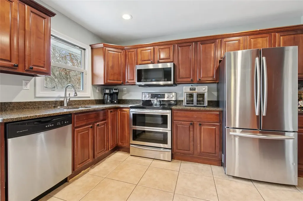 20 Ruth Lane Ridge NY 11961