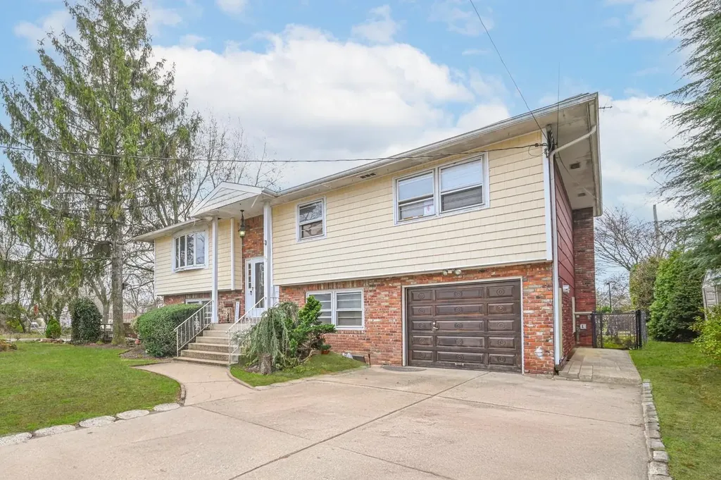 82 Coventry Gardens Lynbrook NY 11563