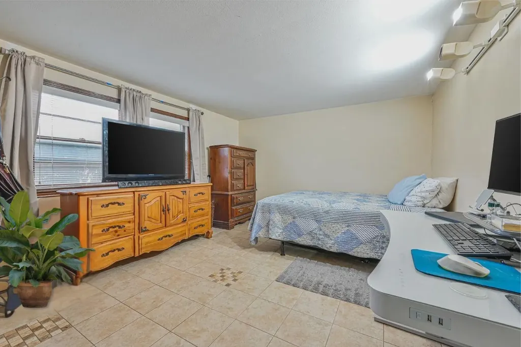82 Coventry Gardens Lynbrook NY 11563