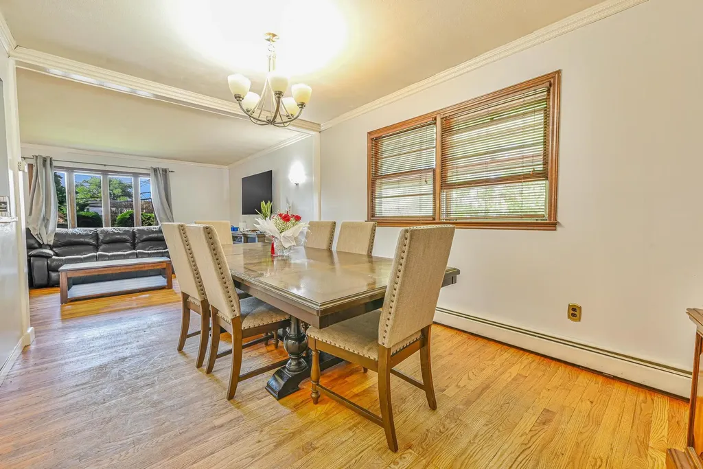 82 Coventry Gardens Lynbrook NY 11563