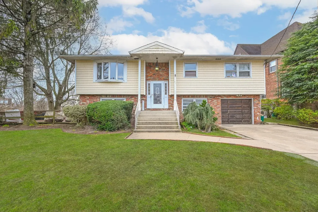 82 Coventry Gardens Lynbrook NY 11563