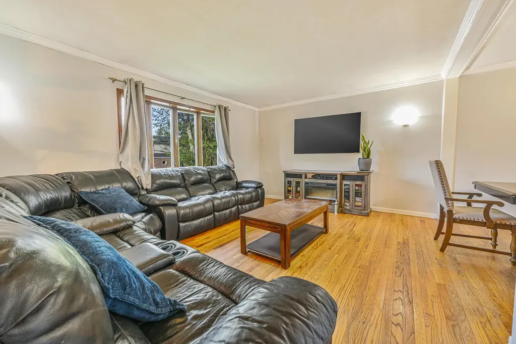 82 Coventry Gardens Lynbrook NY 11563