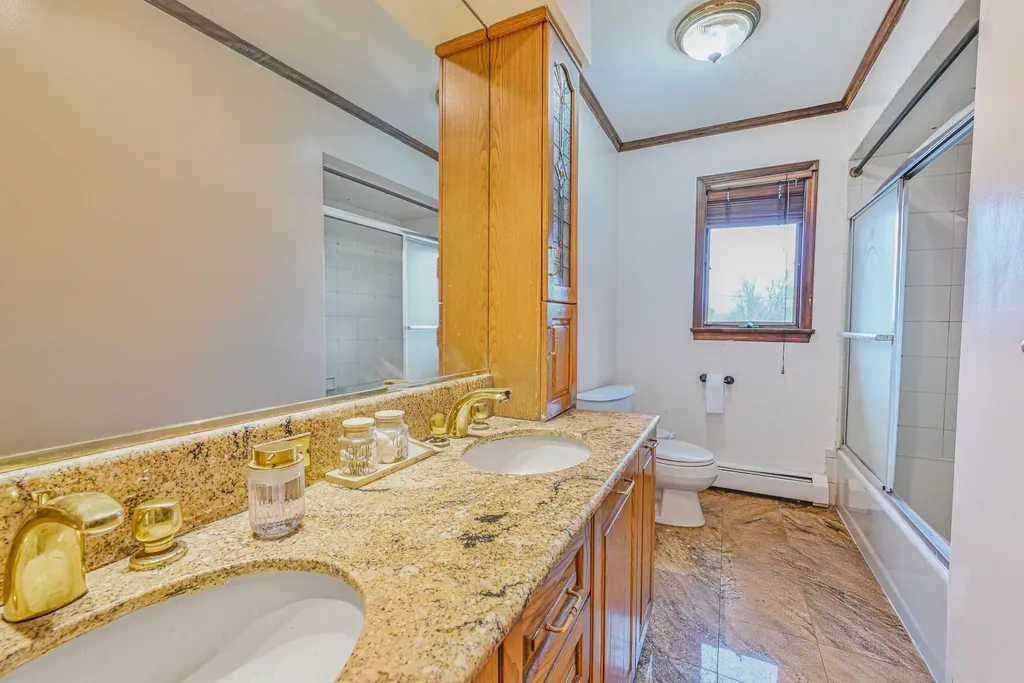 82 Coventry Gardens Lynbrook NY 11563