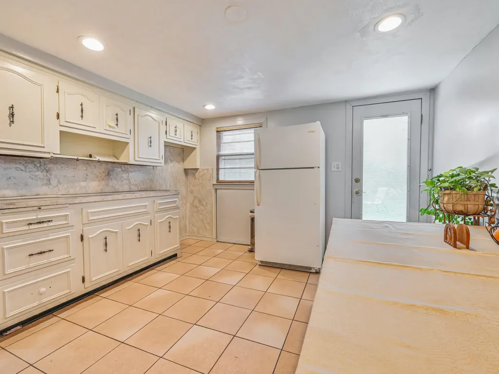 82 Coventry Gardens Lynbrook NY 11563