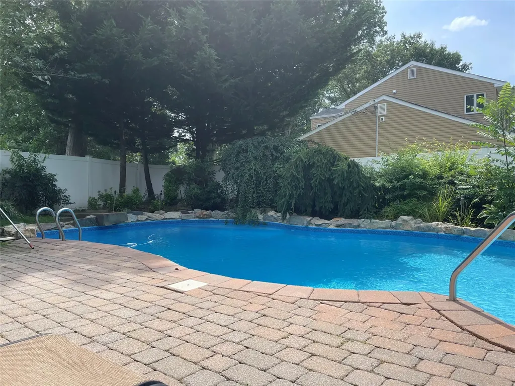 16 Glenmere Lane Commack NY 11725