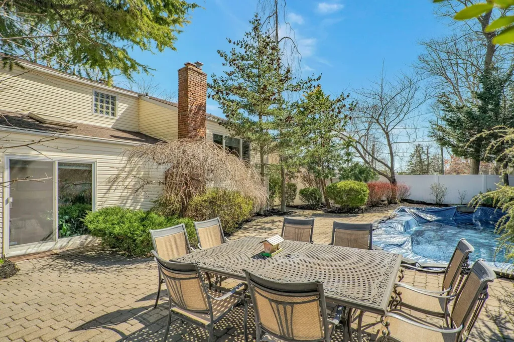 16 Glenmere Lane Commack NY 11725