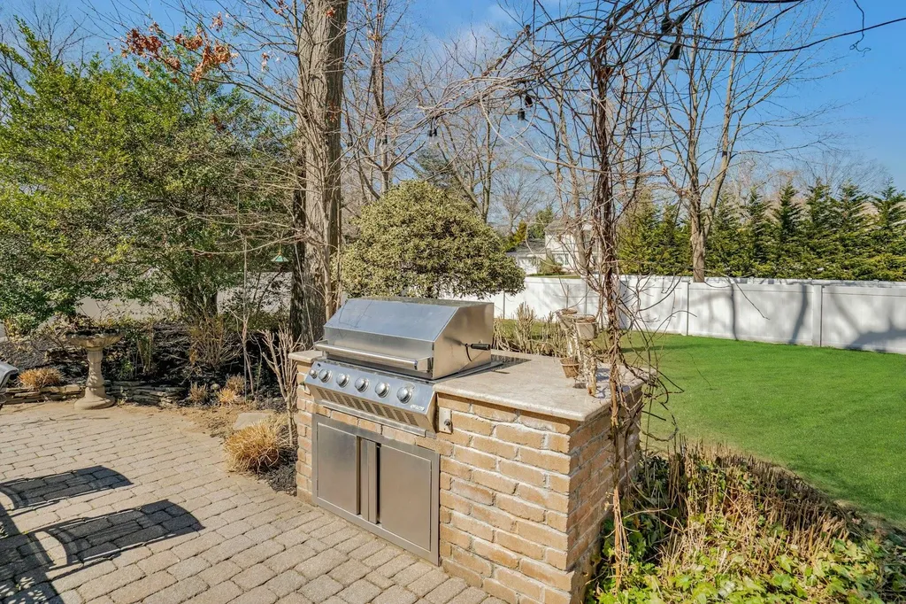 16 Glenmere Lane Commack NY 11725