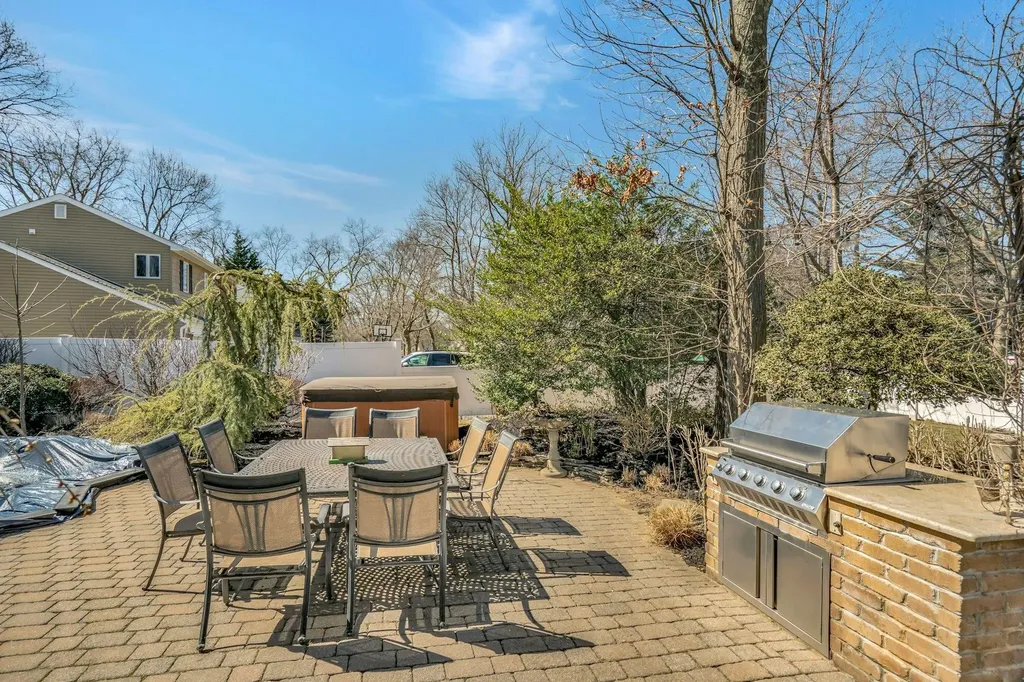 16 Glenmere Lane Commack NY 11725