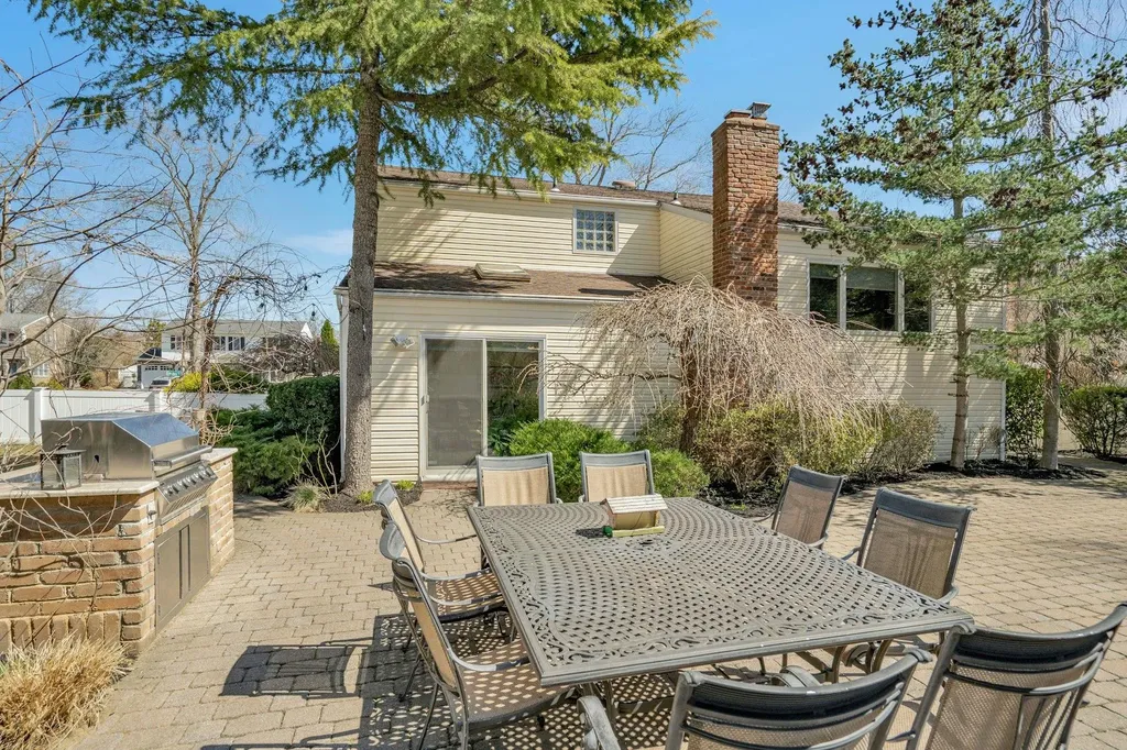 16 Glenmere Lane Commack NY 11725