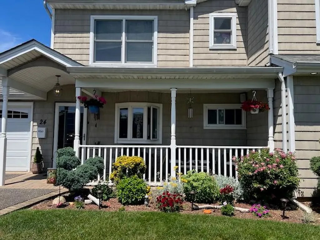 24 Raspberry Lane Levittown NY 11756