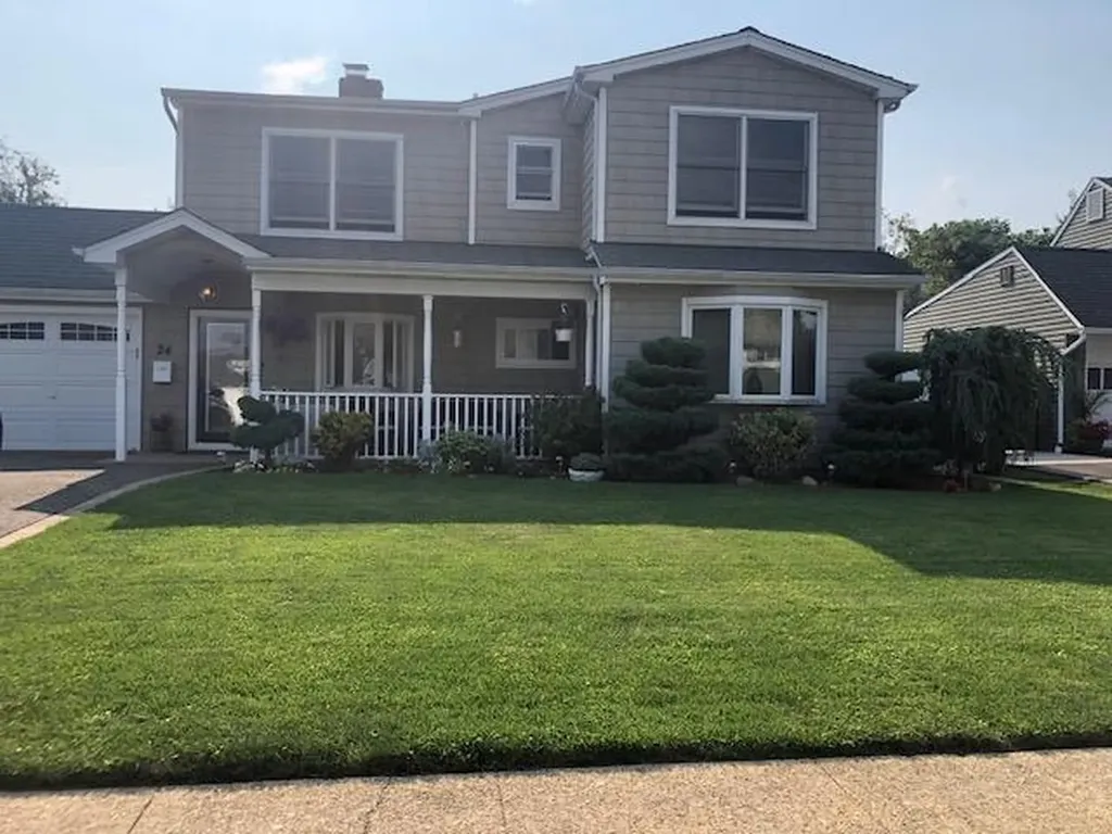 24 Raspberry Lane Levittown NY 11756