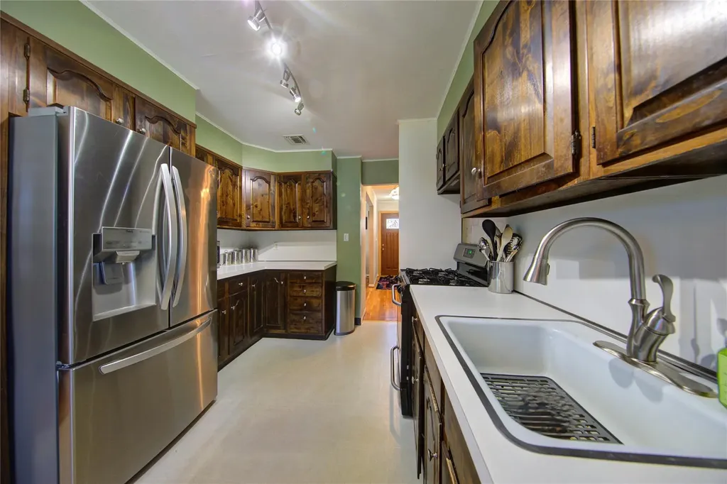 38 Pasadena Drive Plainview NY 11803