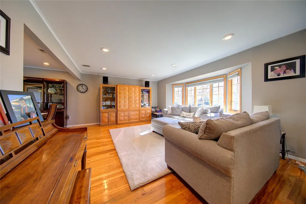 38 Pasadena Drive Plainview NY 11803