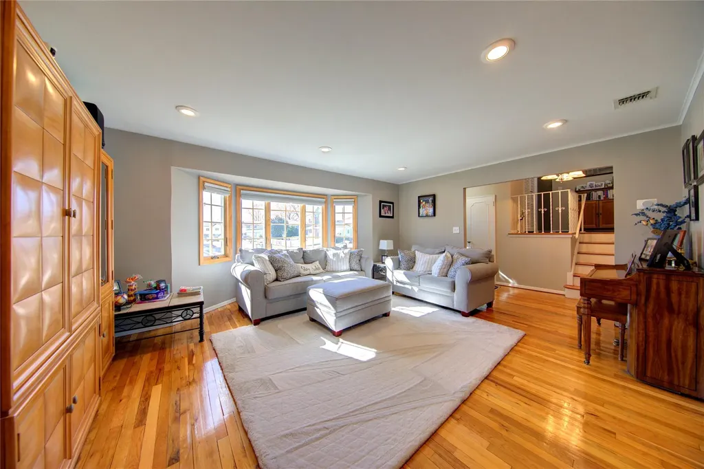 38 Pasadena Drive Plainview NY 11803