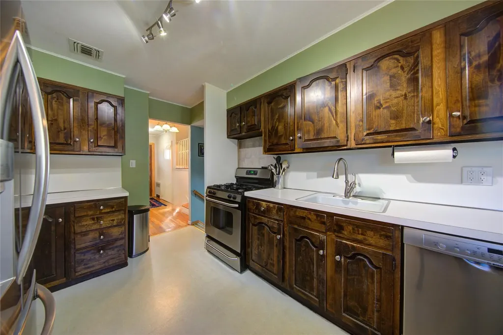 38 Pasadena Drive Plainview NY 11803