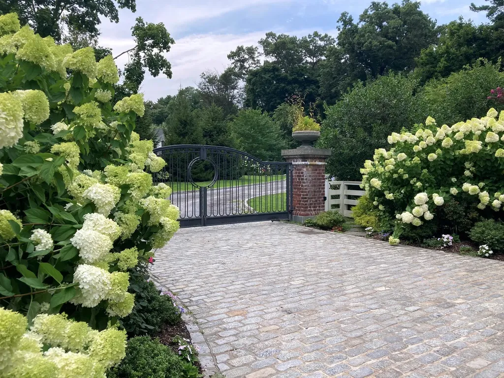 2 Red Ground Road Old Westbury NY 11568