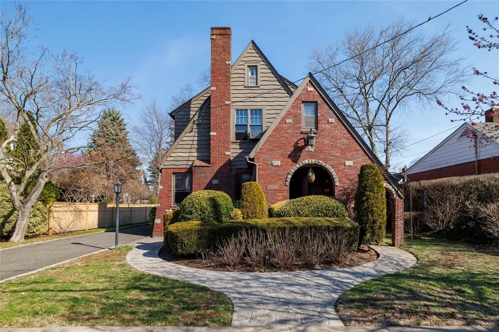 13 Cedar Road Malverne NY 11565