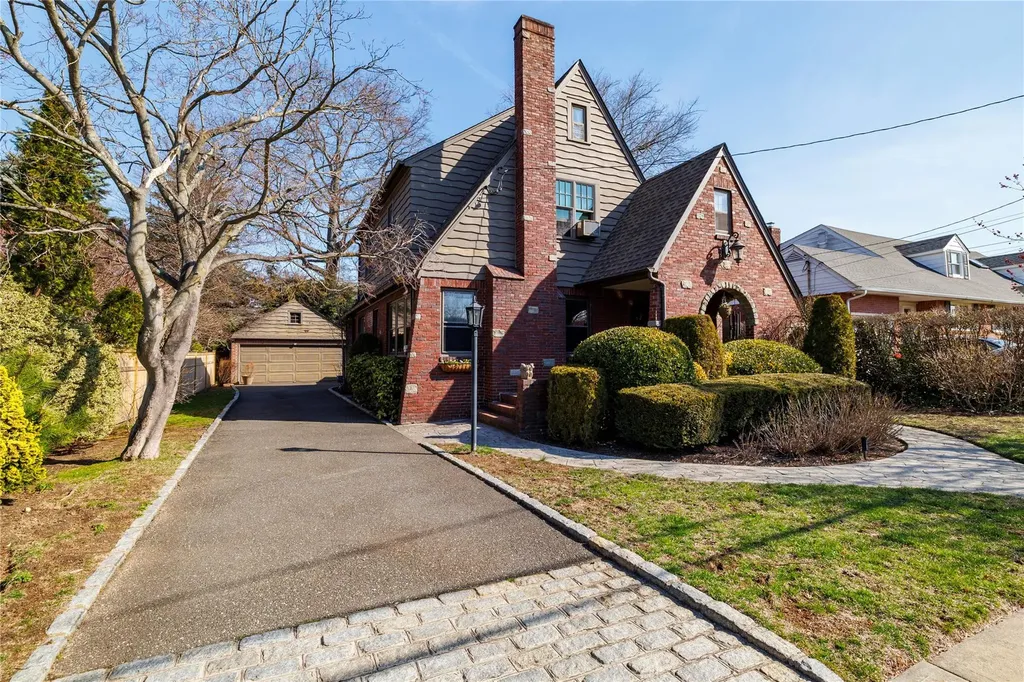 13 Cedar Road Malverne NY 11565