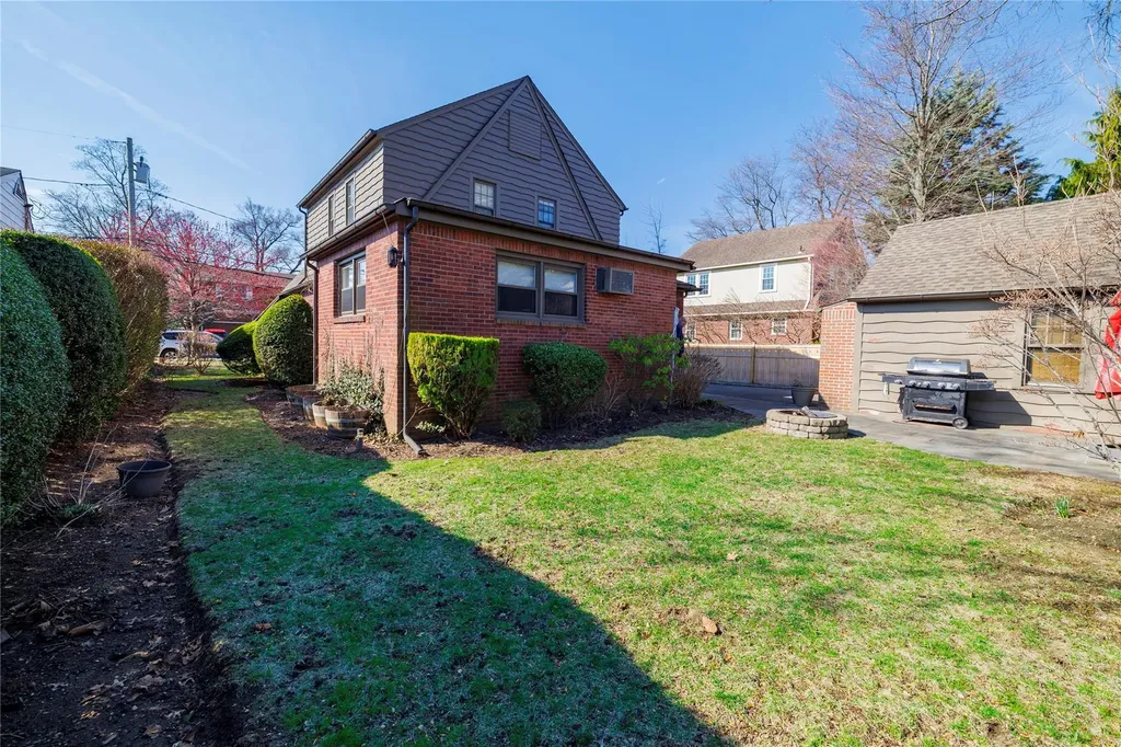 13 Cedar Road Malverne NY 11565