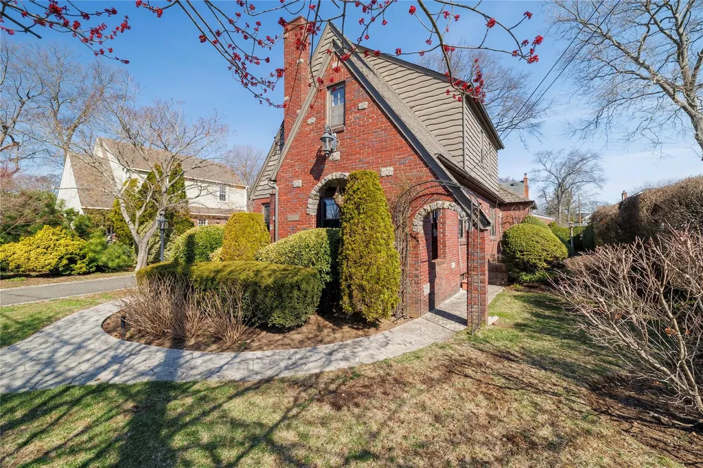 13 Cedar Road Malverne NY 11565