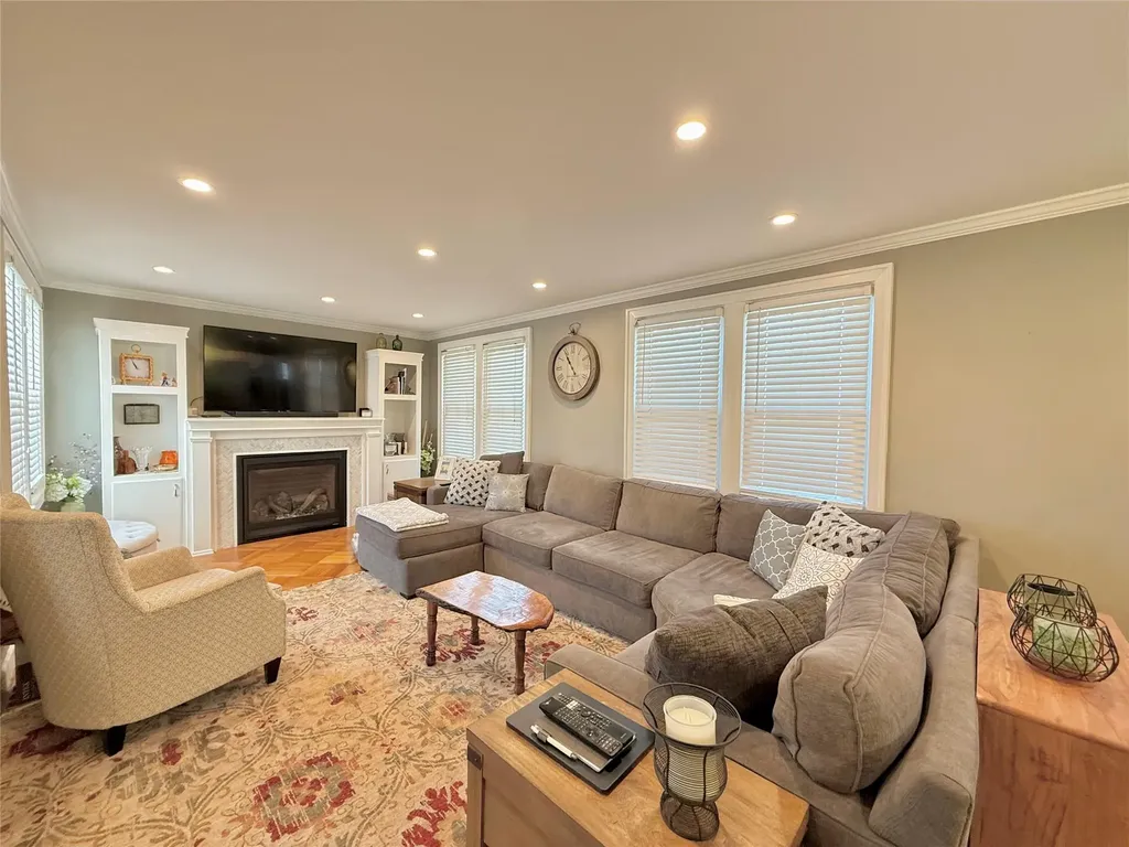 2 Devon Street Lynbrook NY 11563