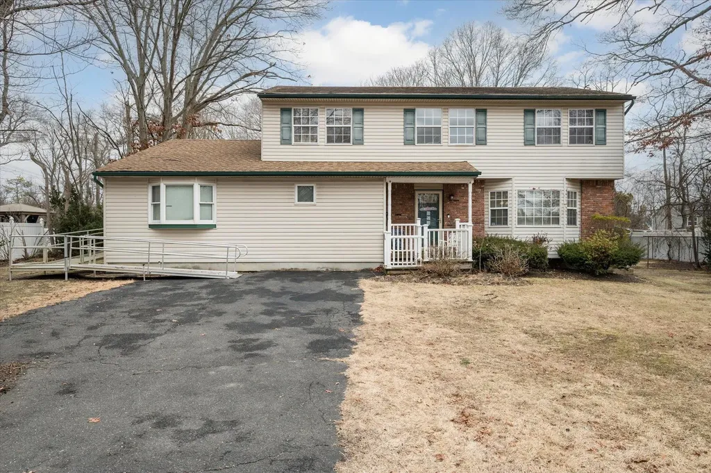 2541 Pine Avenue Ronkonkoma NY 11779