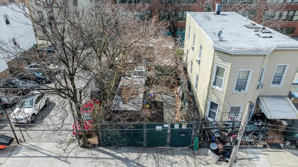 1667 Hunt Avenue Bronx NY 10462
