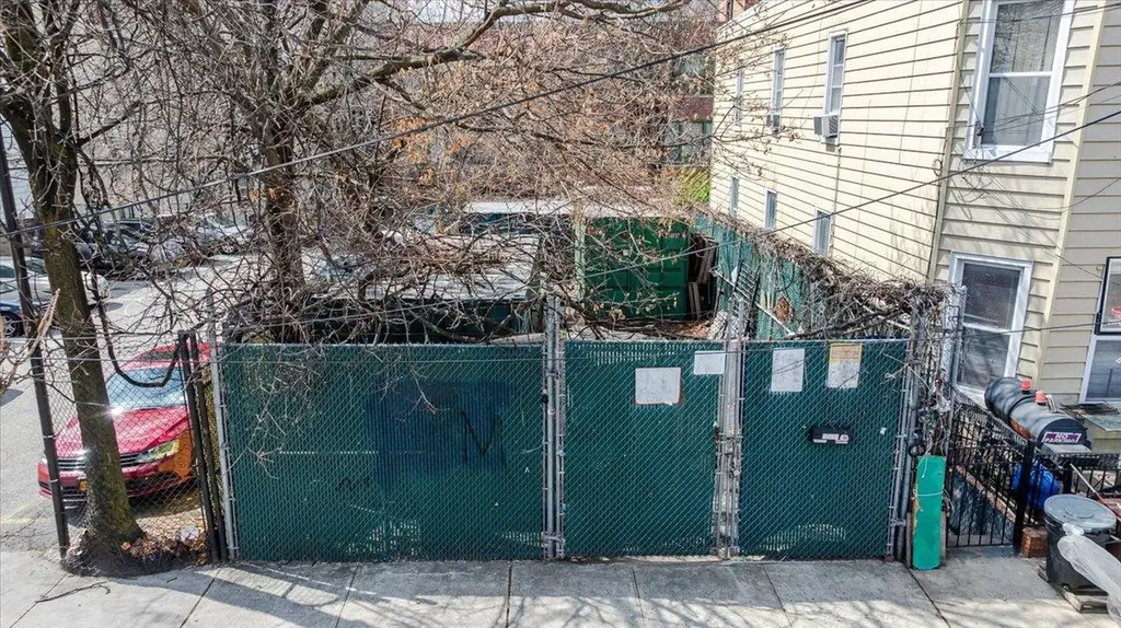 1667 Hunt Avenue Bronx NY 10462