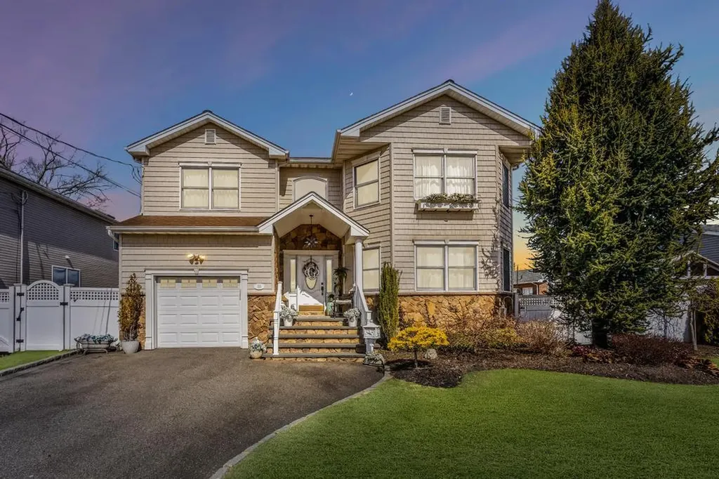 133 Commonwealth Avenue Massapequa NY 11758