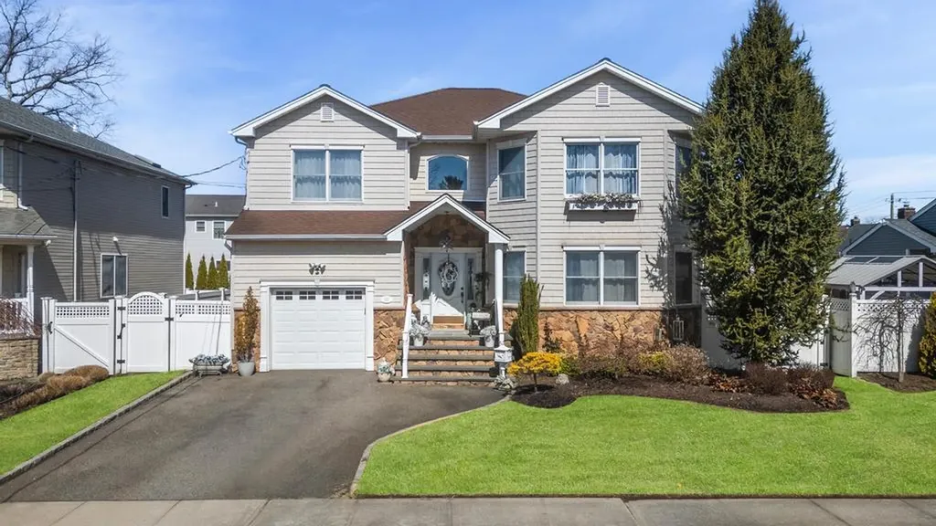 133 Commonwealth Avenue Massapequa NY 11758