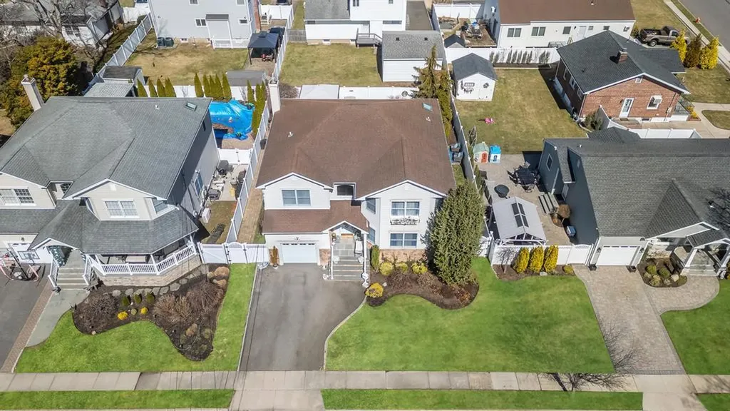 133 Commonwealth Avenue Massapequa NY 11758