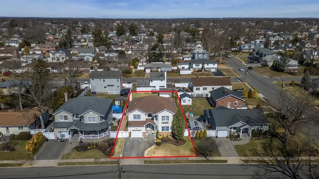 133 Commonwealth Avenue Massapequa NY 11758