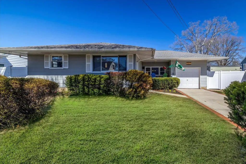 560 N Erie Avenue Babylon NY 11757