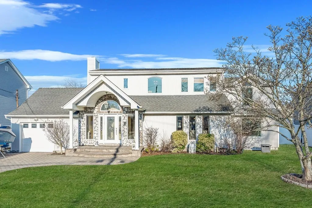 827 W Bay Drive West Islip NY 11795