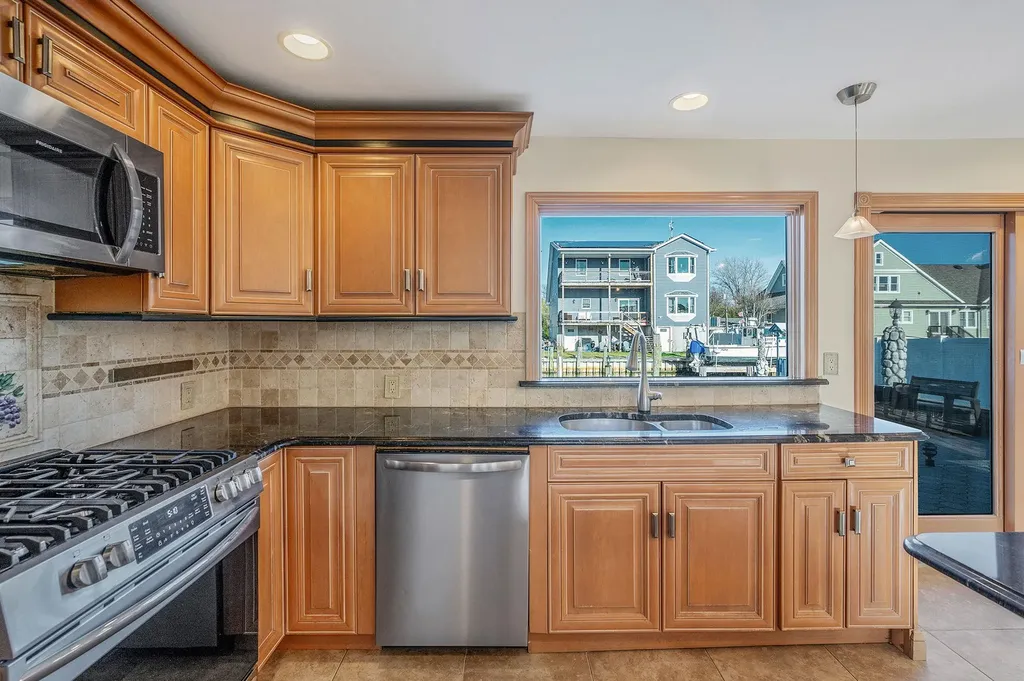 827 W Bay Drive West Islip NY 11795