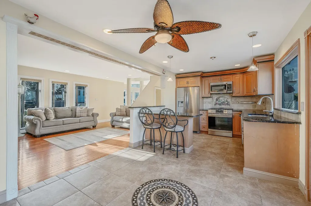 827 W Bay Drive West Islip NY 11795