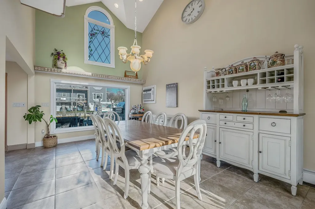 827 W Bay Drive West Islip NY 11795