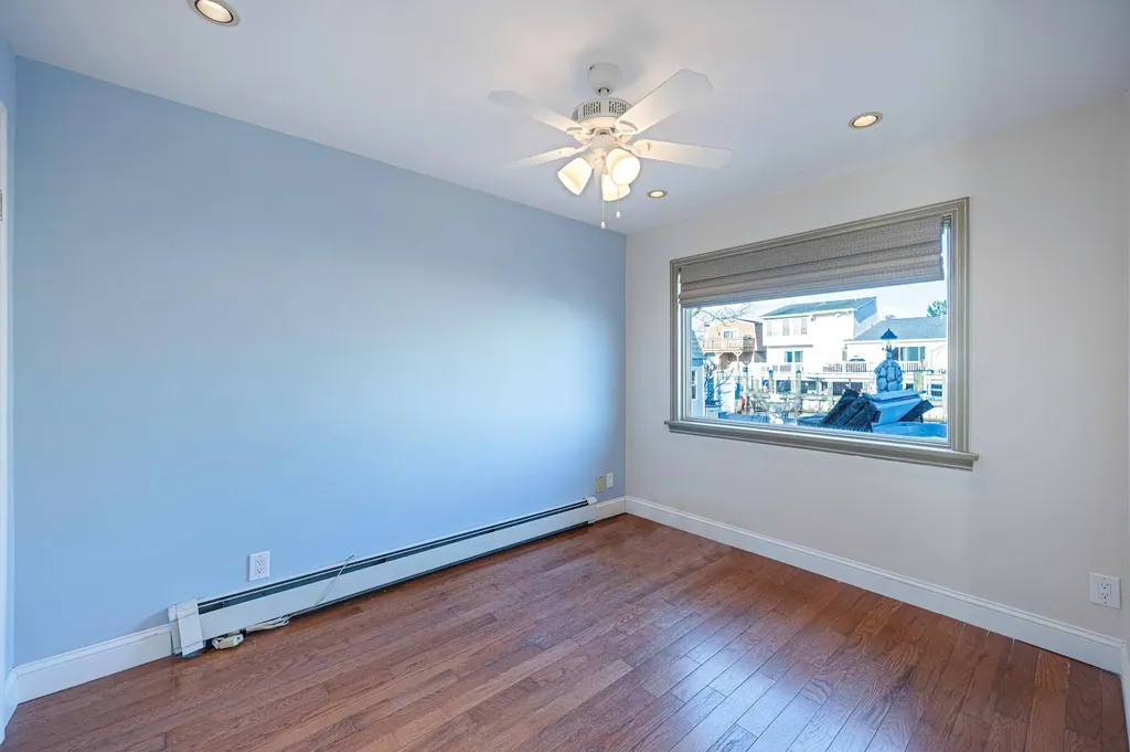 827 W Bay Drive West Islip NY 11795