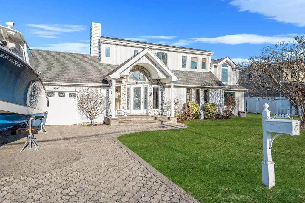 827 W Bay Drive West Islip NY 11795