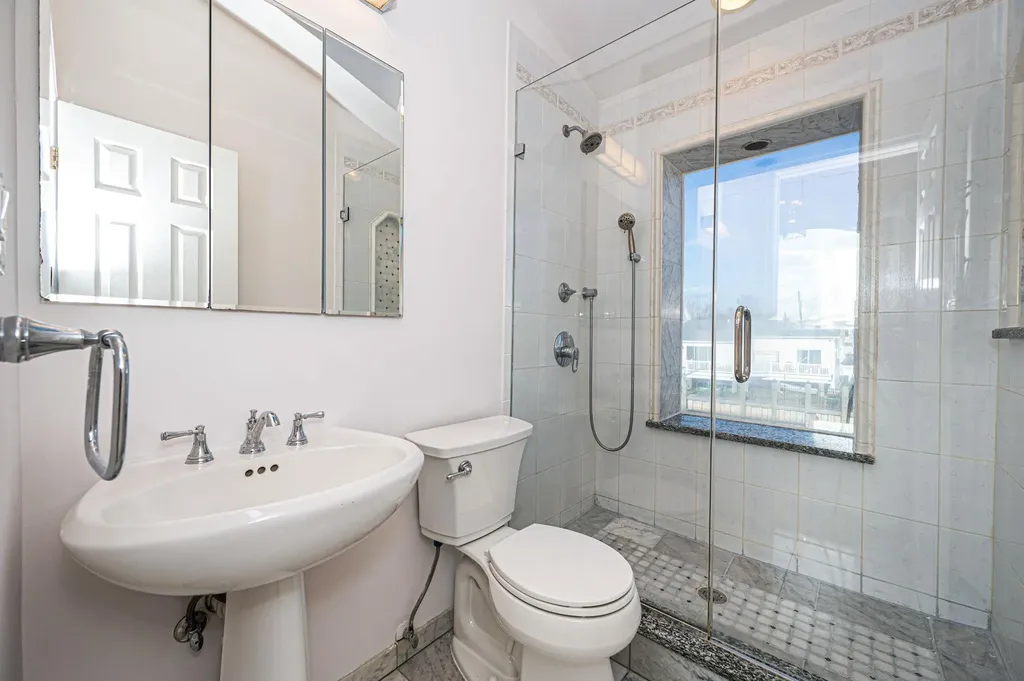 827 W Bay Drive West Islip NY 11795
