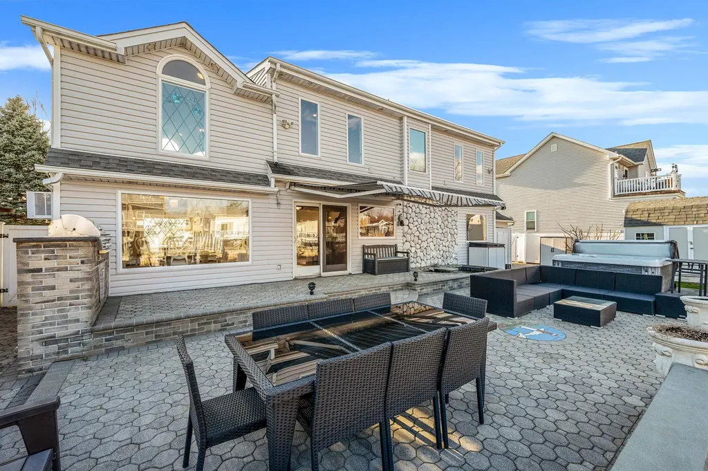 827 W Bay Drive West Islip NY 11795