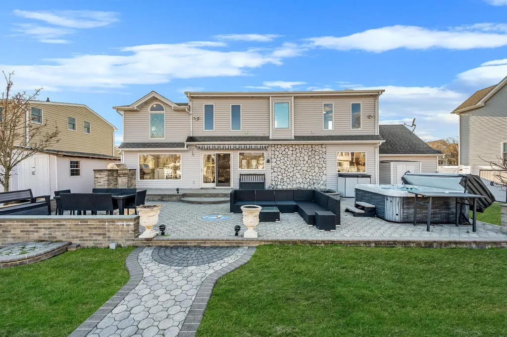 827 W Bay Drive West Islip NY 11795