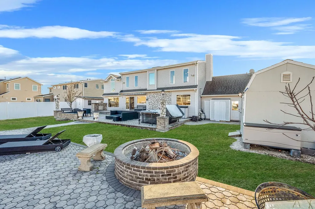827 W Bay Drive West Islip NY 11795