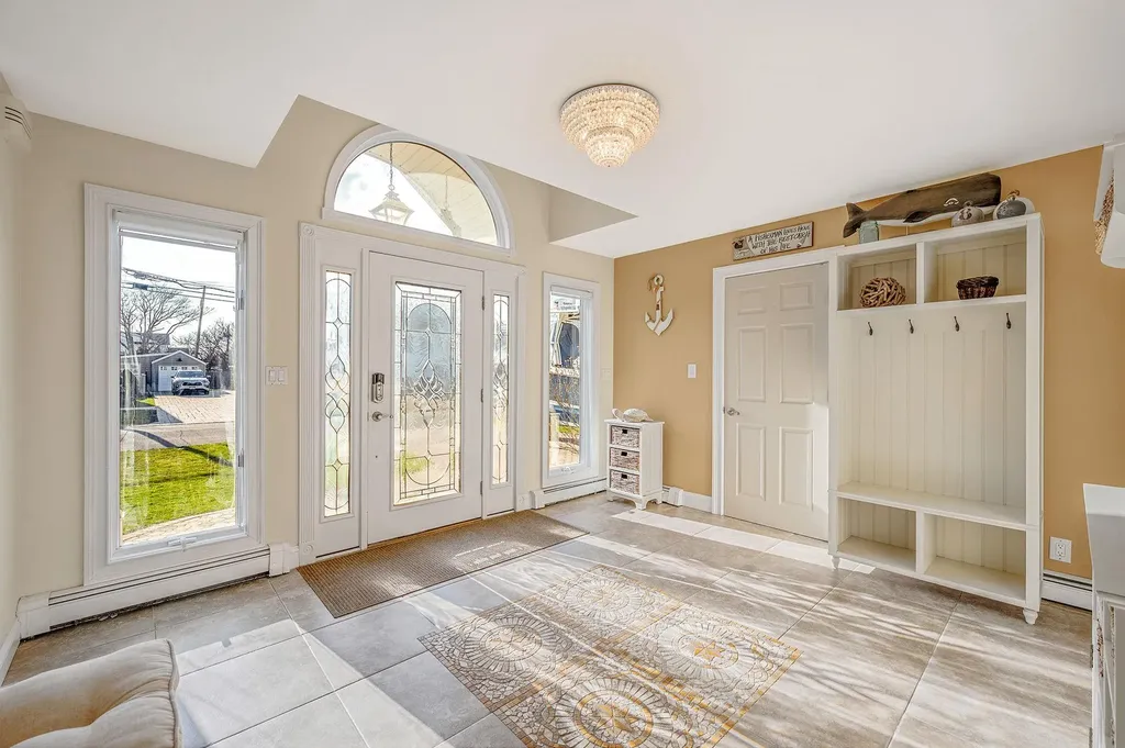 827 W Bay Drive West Islip NY 11795