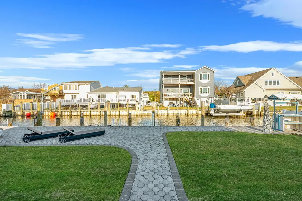 827 W Bay Drive West Islip NY 11795